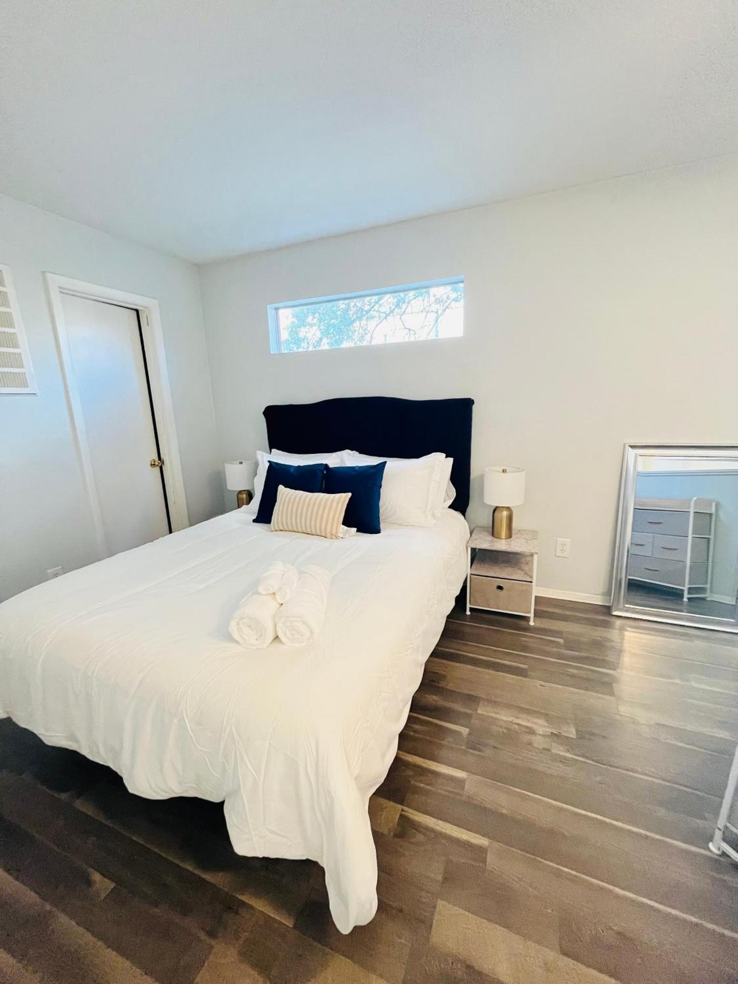 Apartment Pet-friendly Uptown Loft With Patio & Grill